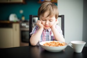 Насильственно кормить ребенка нельзя