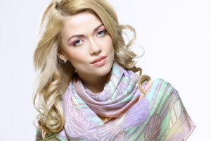 Женский шарф - отличный вариант разнообразить образ