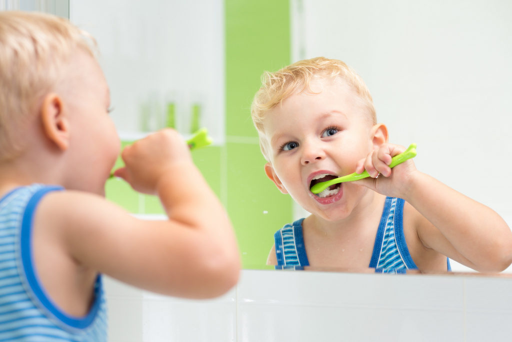 Как приучить ребёнка чистить зубы?