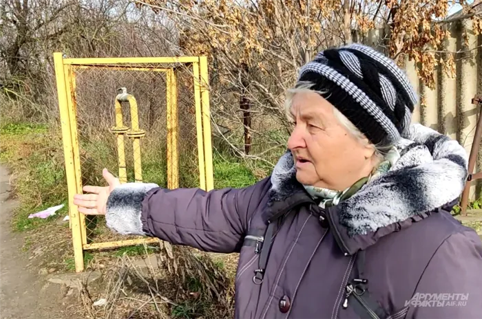 Учитель-пенсионер Светлана Андреевна показывает место убийства.